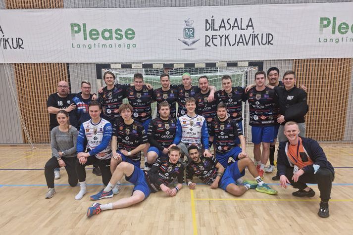 Hópmynd af leikmönnum og stuðningsfólki Harðar